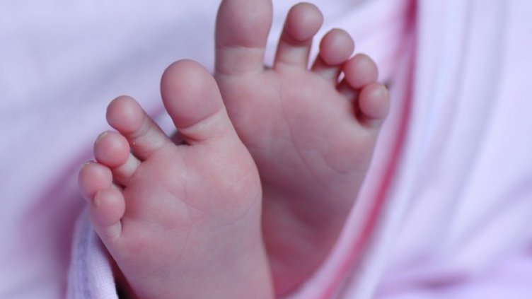 Търсят родителите на изоставеното бебе по видеозапис  