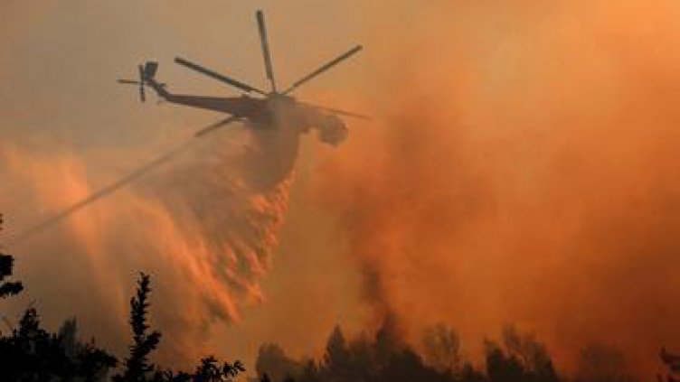 Опустошителен пожар гори край Атина