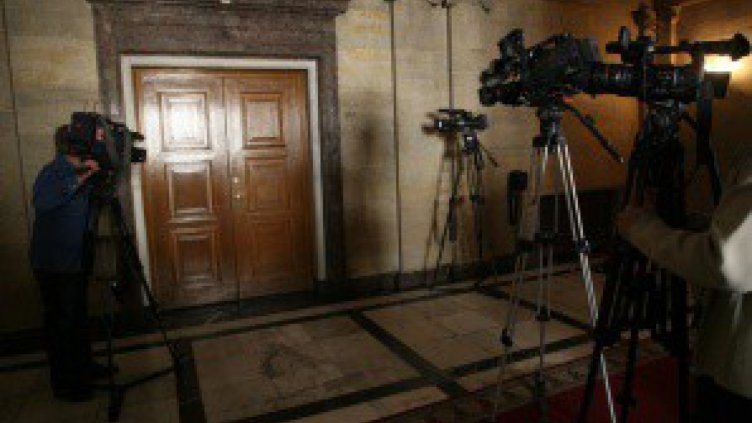 Телефонните измамници от Първомай остават в ареста