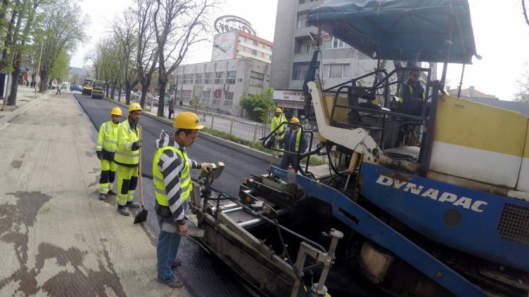 Започна полагането на асфалта на бул. &quot;Осми приморски полк&quot; (СНИМКИ)