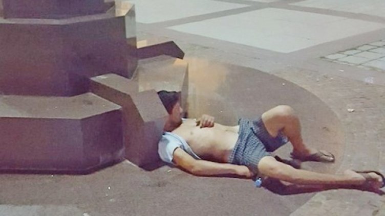 Пияни си подремват натъркаляни по плочките в центъра на Бургас