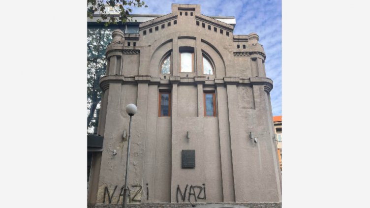 Думата "нацисти" изписаха върху синагогата във Варна