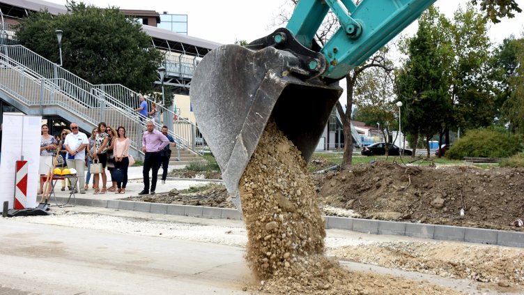 Днес официално бе направена първа копка на ремонта на бул. „Народни будители“.