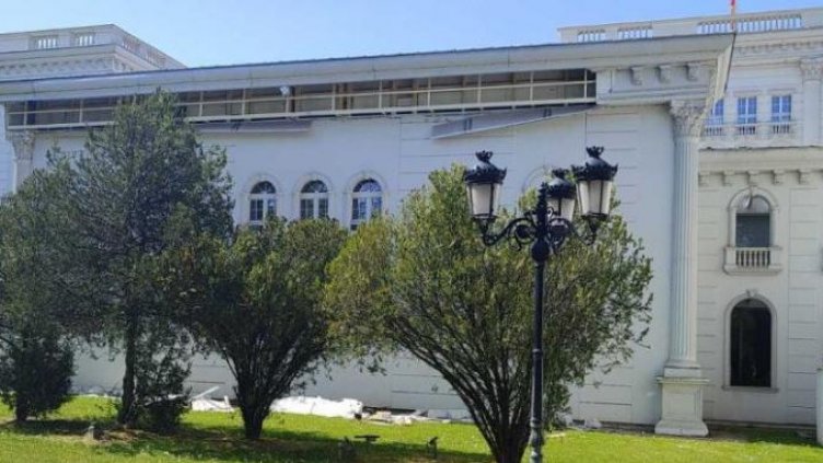 Стиропорен срам в Скопие: Руши се бутафорната сграда на правителството