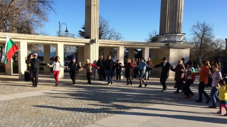 Търсят ново място за неделното хоро във Варна