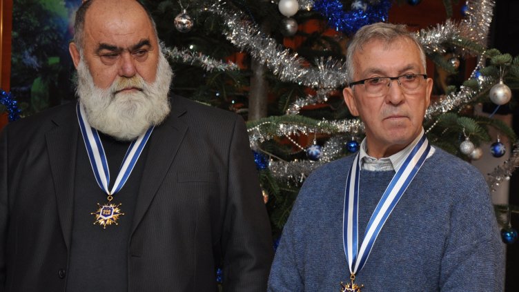 Наградиха двама водолази, участвали в потушаването на пожар на танкера „Ерма“ през 1977 г.