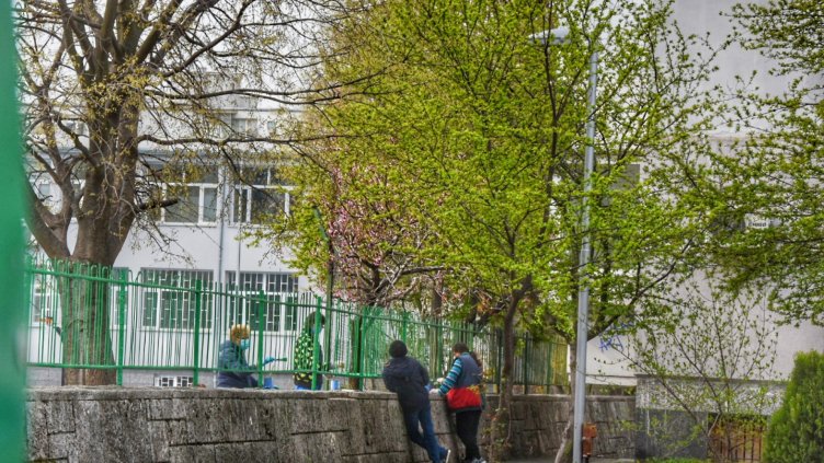 Боядисват оградите на СУ "Найден Геров" във Варна (СНИМКИ)