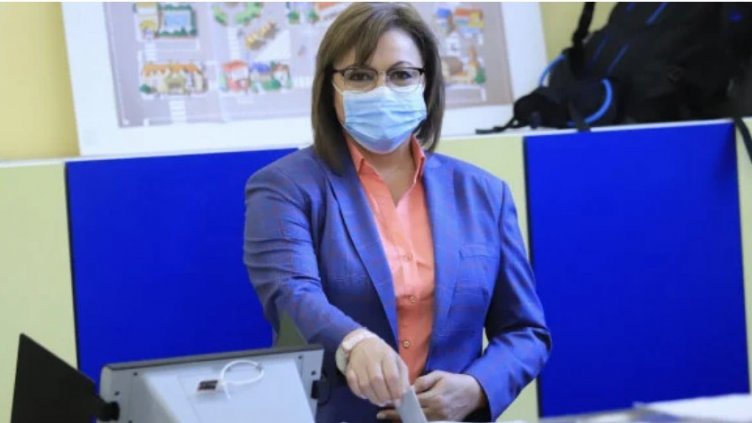 Нинова гласува на машина