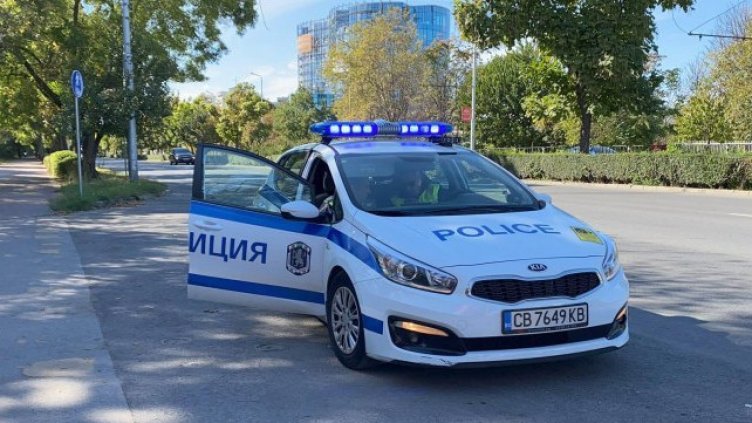 Водач на БМВ блъска патрулка, бяга от проверка