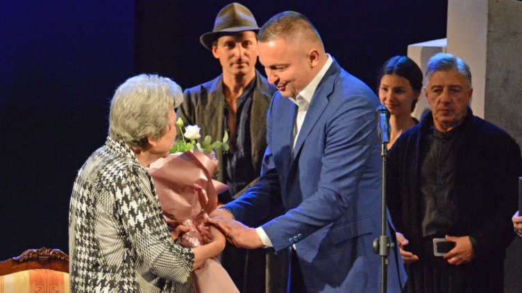 Кметът на Варна връчи почетен знак на актрисата Грациела Бъчварова