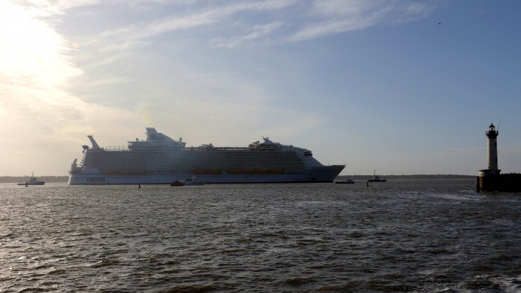 Българи на кораб със заразени: Има ли път към родината?