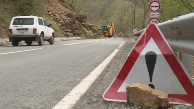 Срутване на скална маса затрудни движението по пътя за Рилския манастир