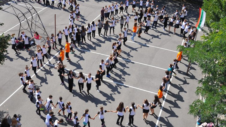 Над 200 ученика извиха хоро в Хуманитарната гимназия