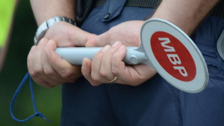 След 10-годишното, 13-годишна скочи в колата и потегли