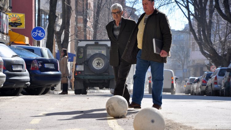 Вандали трошат новата велоалея по ул. “Сан Стефано” (+СНИМКИ)