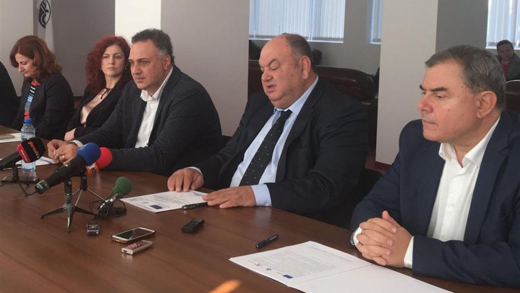 Валентин Вълканов (вторият от дясно на ляво).