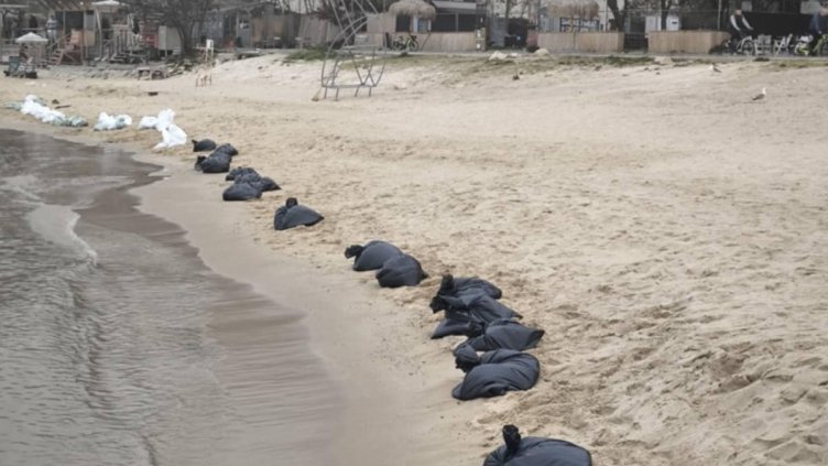 Почистиха замърсения плаж във Варна още в първите часове след разлива