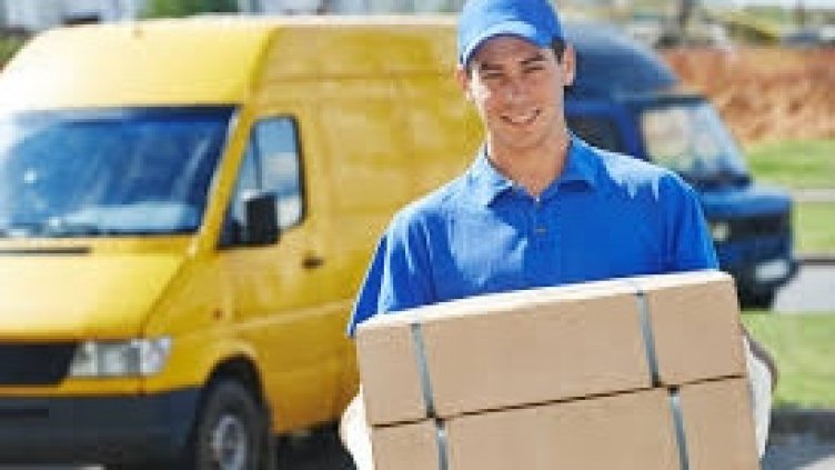 Младежи обраха куриер в София