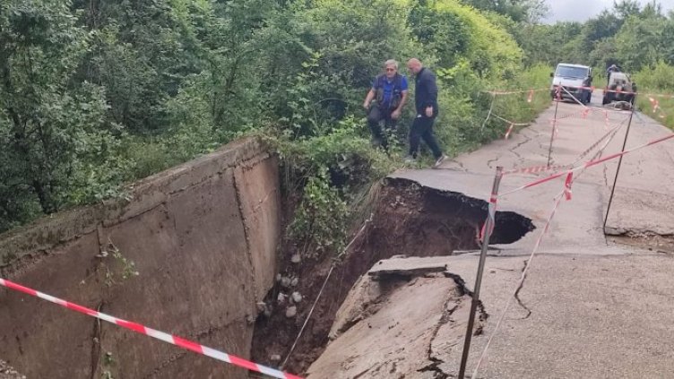 Свлачище откъсна село с 200 души от света