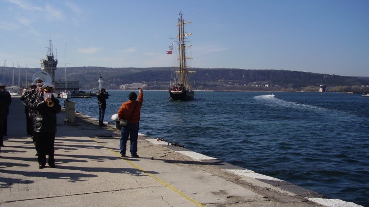 Практиканти от поне 10 националности ще плават на Роял Хелена
