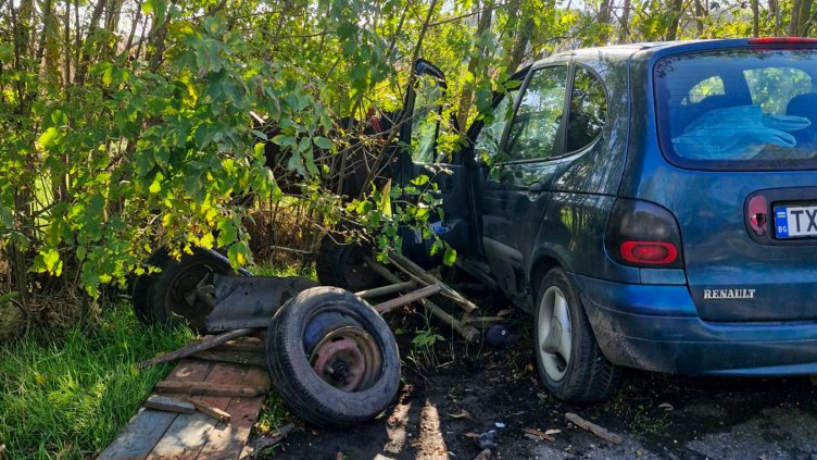 Пиян се вряза с "Рено" в каруца, смляха го от бой