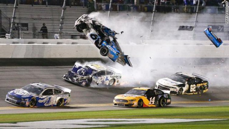 Mасово меле помрачи състезанието Дейтона 500