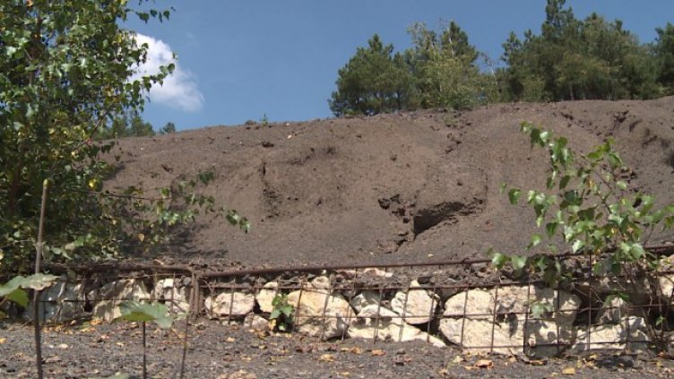 Кални потоци от стара мина наводняват къщи в Перник