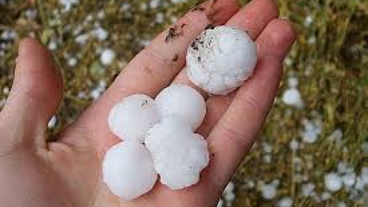 Силен дъжд с градушка удари Нови Искър