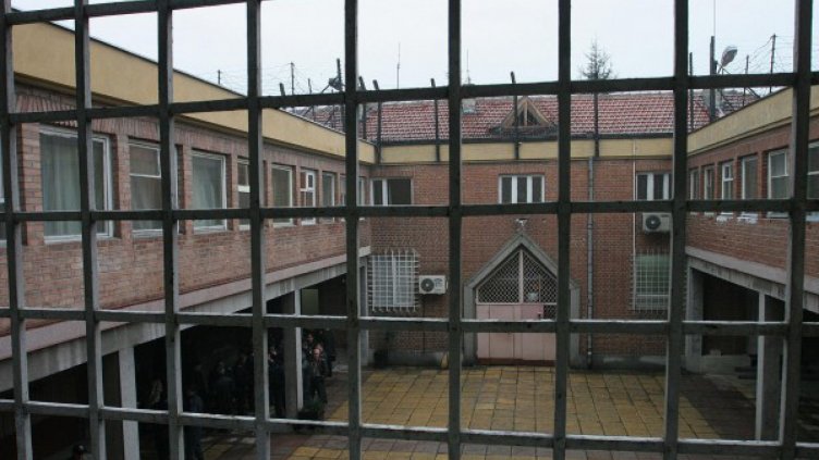 12 г. зад решетките за убийство за... котлон