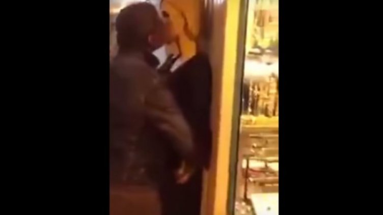 Мигрант налетя гнусно на... пластмасовата си изгора (ВИДЕО 18+)  