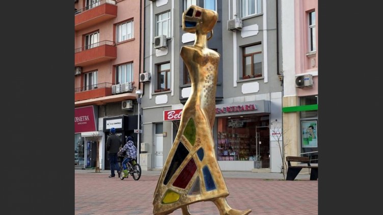 Варна посрещна първа пролет с цветна пластика