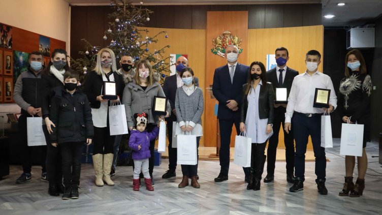 Наградиха участниците в конкурса „Да украсим Варна за Коледа 2020“