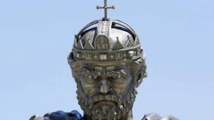 Вандали поругаха паметника на цар Самуил