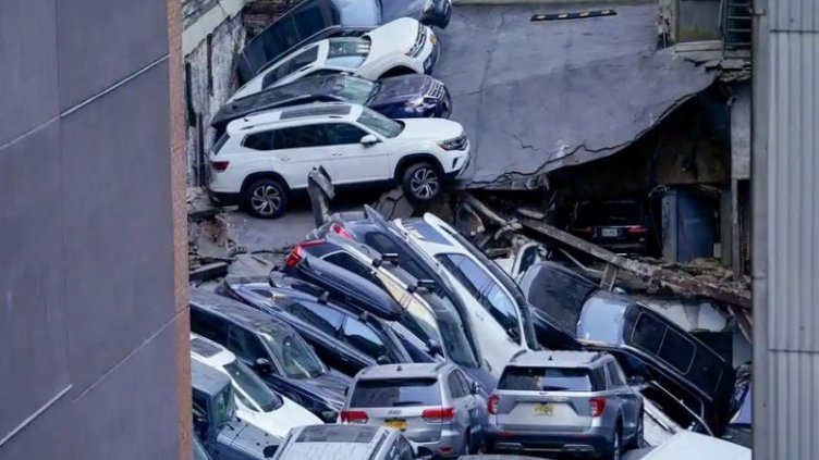 Многоетажен паркинг рухна в Манхатън (Видео)