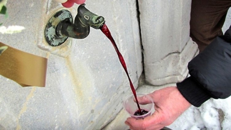 Откриха чешма, от която тече вино