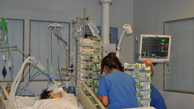 Младоженци се венчаха минути преди да ги интубират