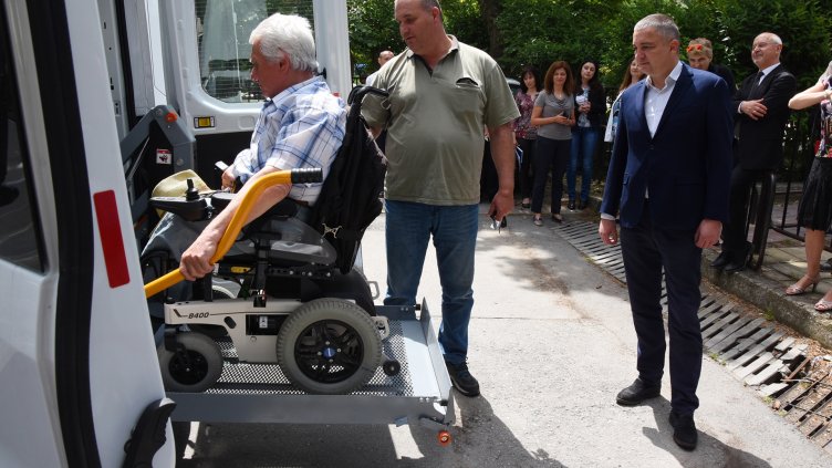 Още два специализирани микробуса ще возят хората с увреждания