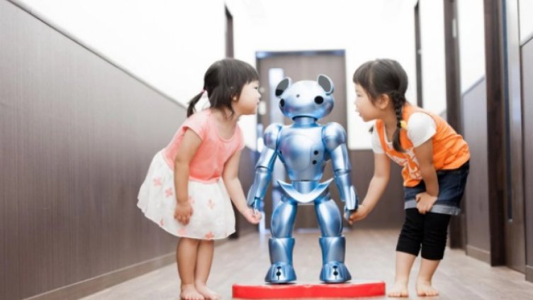 Роботи се грижат за деца в японски забавачници