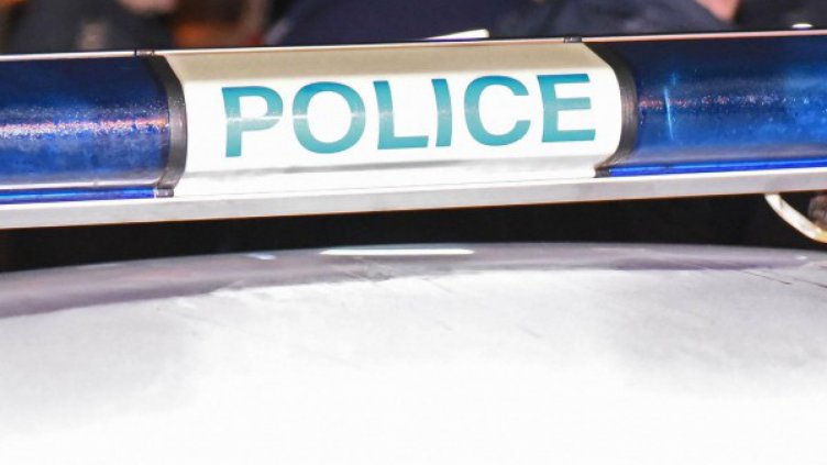 Мъж посипа бял прах в школо и изкрещя: Опасно е!