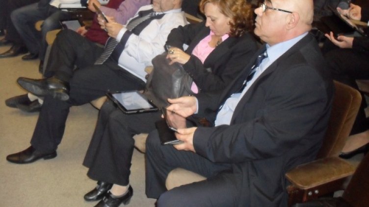 Съветници се скараха, председателят ги прикани да се разберат навън