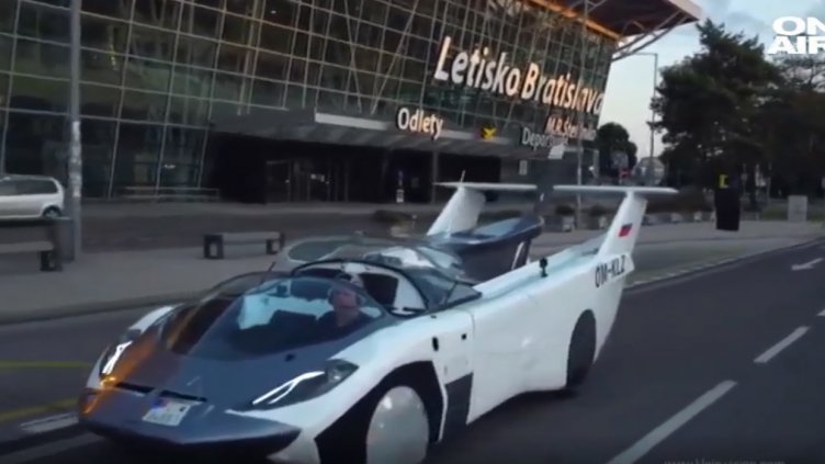 Бъдещето, сега! Летяща кола измина 75 км за 35 минути в Словакия ВИДЕО
