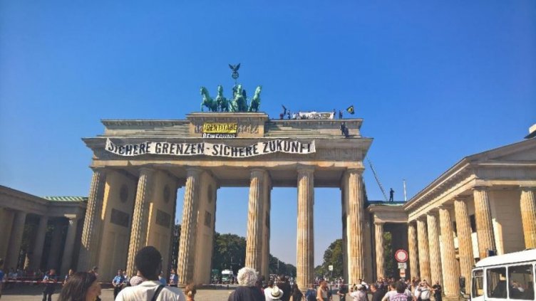 Крайнодесни активисти се покатериха на Бранденбургската врата в протест срещу имиграцията