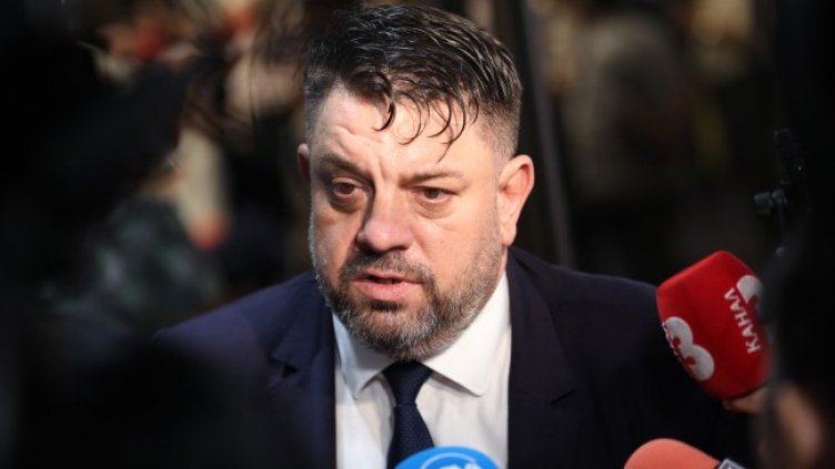 Лидерът на БСП води българската поклонническа делегация в Света гора