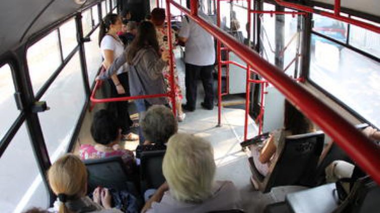 Пенсионер с опасност за живота след рязко спиране на автобус във Варна