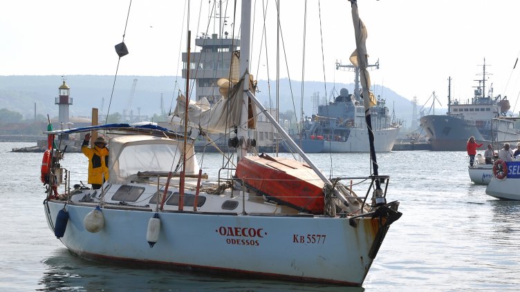 Д-р Васил Куртев финишира във Варна околосветското си плаване