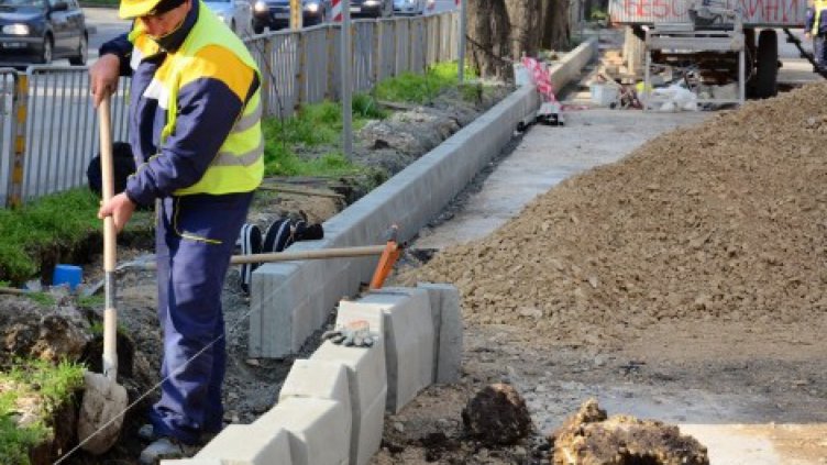 Влагат милиони в улиците на Варна