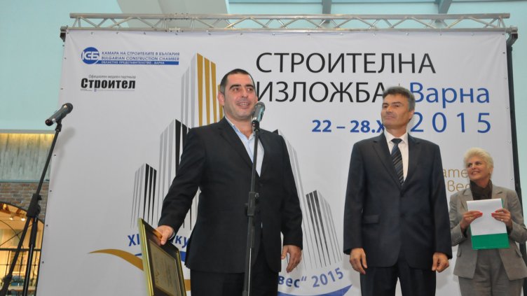 ВИКТОР БУЗЕВ (ВЛЯВО) със специалната награда. Снимка ПЛАМЕН ГУТИНОВ