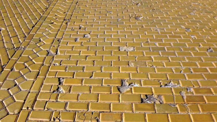 Сдружение „Зограф“: Министър Банов да глоби "Отровното трио" за къртенето на жълти павета 