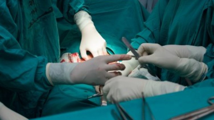 Пет часа и половина оперираха накълцаната Галя от Бургас