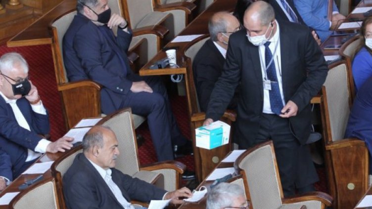 Депутати без маски в пленарната зала отнесоха глоби 